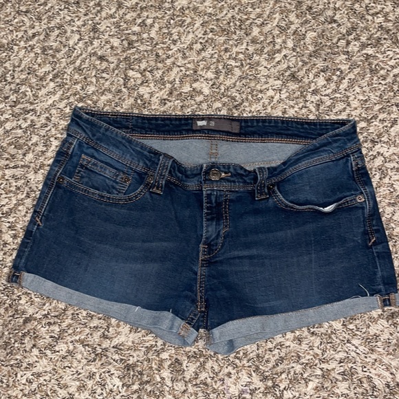 Levi’s Denim Short Shorts - Picture 2 of 4